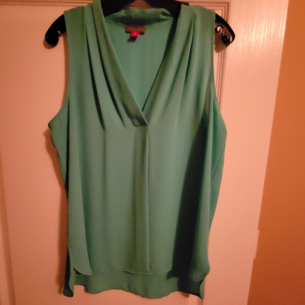 Women's Vince camuto green top size medium
